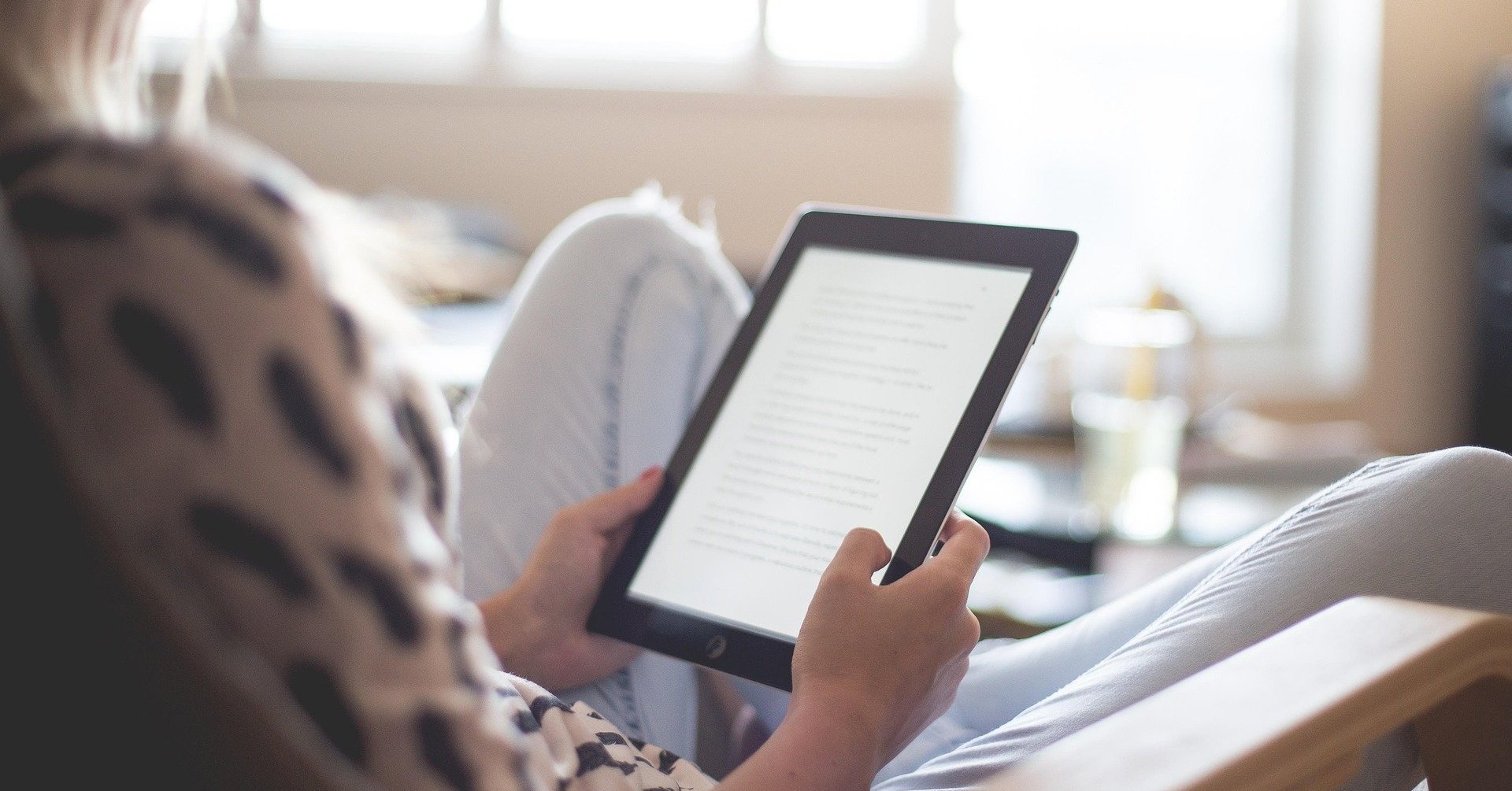 「“積読(つんどく)”は悪?」「本は最後まで読むのが美徳?」 本と怠惰を愛するKindleユーザーが、完ペキ読書をやめるために活用しているコト