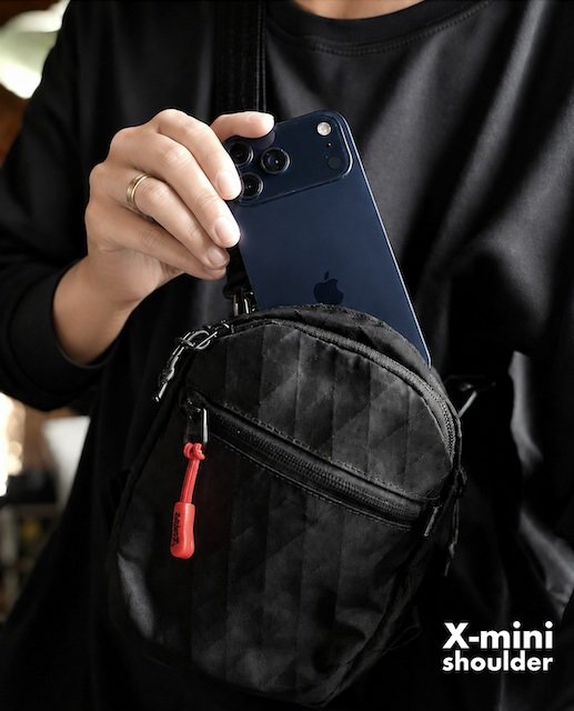 フルオープン式iPhone専用バッグ「MinZ X-mini shoulder」発売　AirPodsやAirTagもすっきり収納