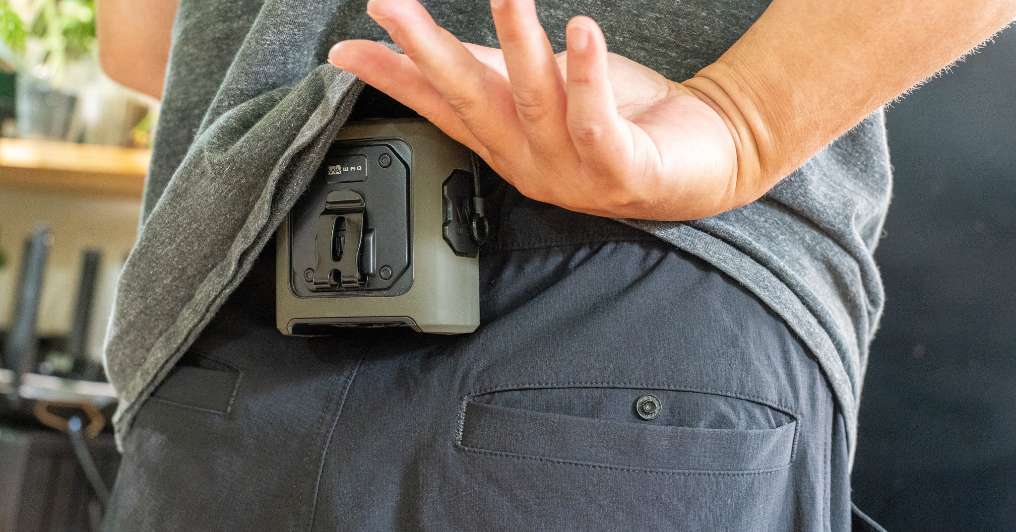 [ITmedia Mobile] 腰掛け式のポータブルファン「FIELD WAIST FAN」を試す 4580円でファン×大容量バッテリー×ライトの安心感