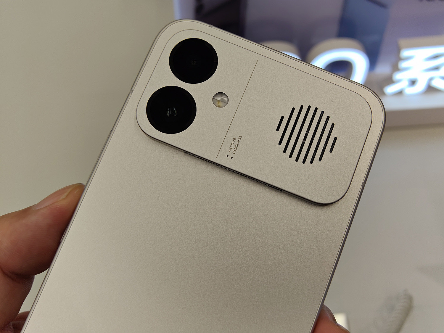 空冷ファンを搭載したXiaomiのゲーミングモデル「REDMI K90 Max」の