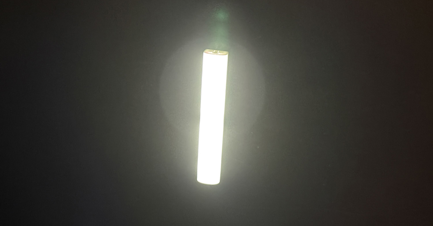 ダイソーで330円の「人感・明暗センサーLEDバーライト（Type-C）」が意外と便利　1人暮らしの帰宅時や非常灯に便利　