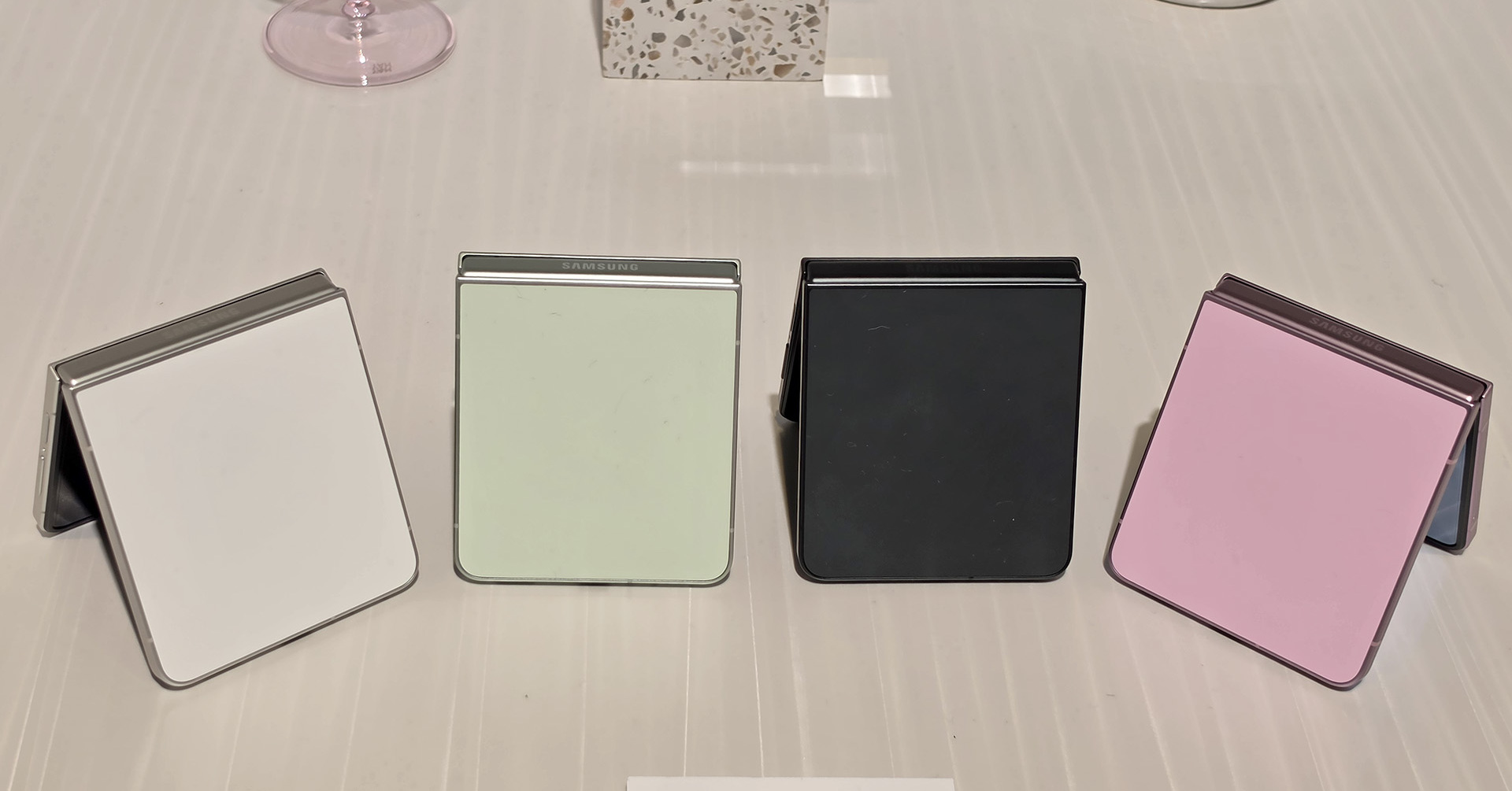 折りたたみスマホ「Galaxy Z Flip8」のSIMフリー版は8月7日発売　より薄く軽くなって直販価格19万2000円から