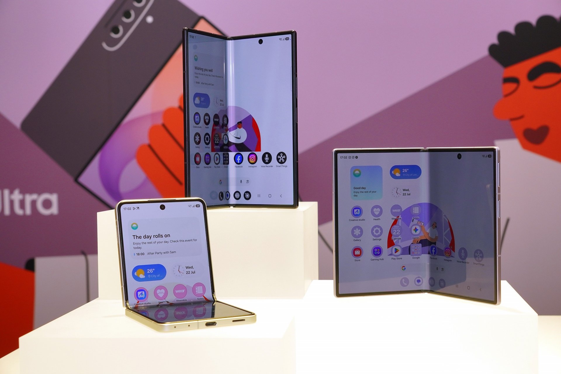 Galaxyの新折りたたみが4キャリアそろい踏み 各社が語る「価格
