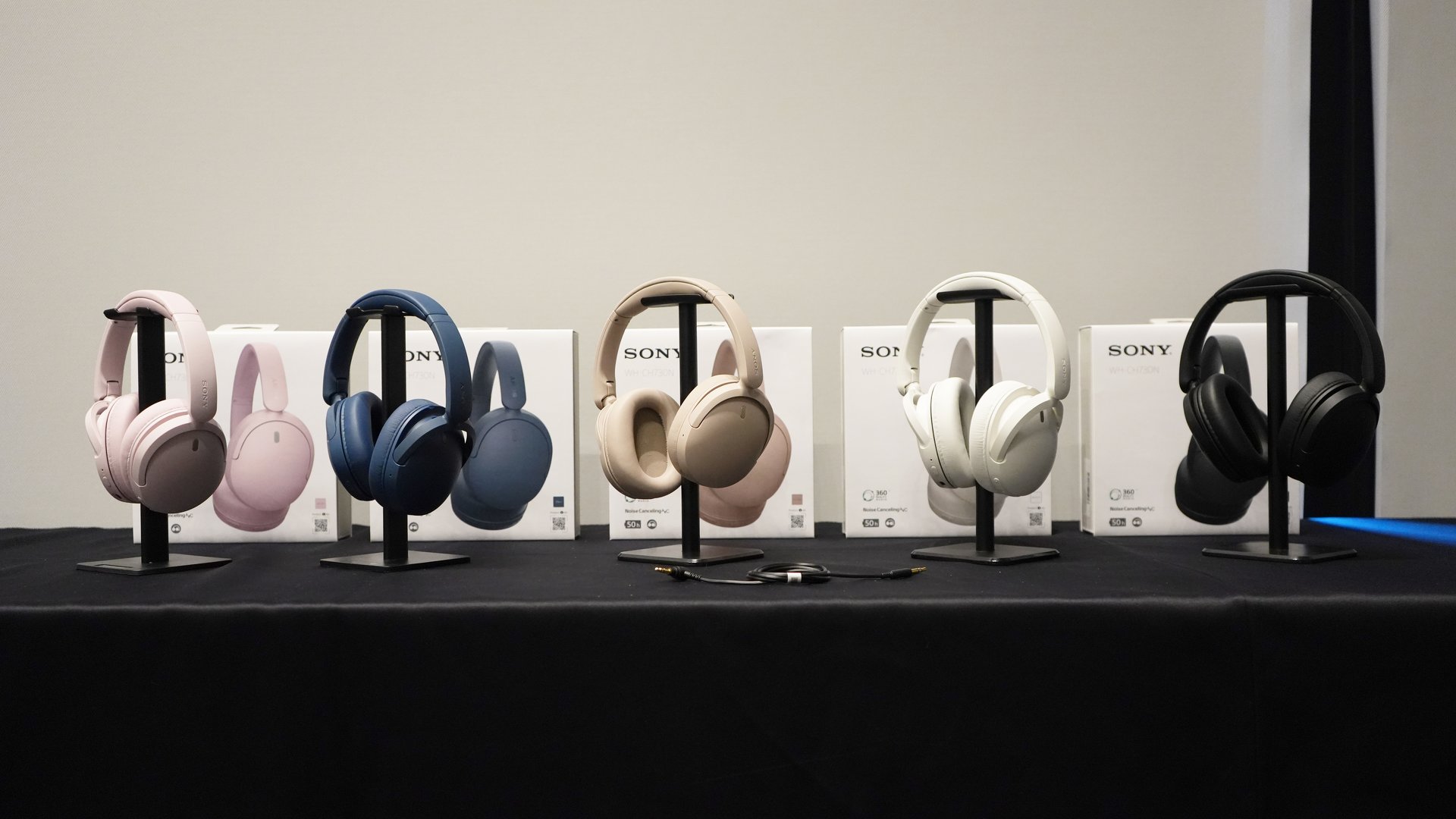 ソニー、ヘッドフォン2種発表 最大75時間のスタミナ実現、耳を守る
