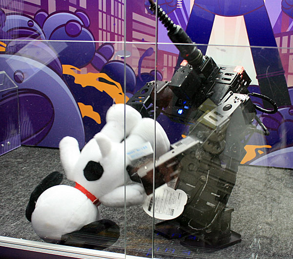 2足歩行で景品つかめ！ ロボットベンチャーの起死回生策（1/2 ページ 