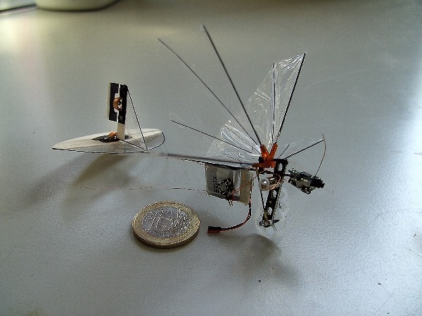 重さ3グラムのトンボ型ロボット、蘭大学が開発 - ITmedia NEWS