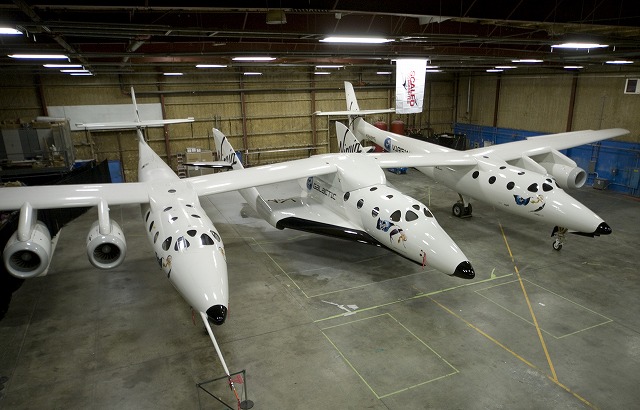 Virgin Galactic、初の民間宇宙船「SpaceShip2」披露