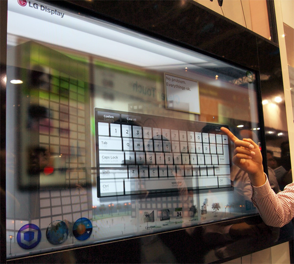 透ける液晶ディスプレイに人だかり SamsungとLGがそろって出展：FPD