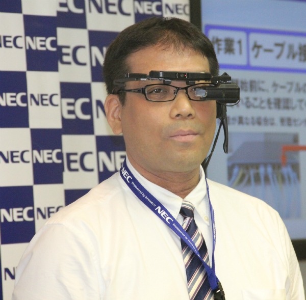 NEC、“スカウター”型HMDによるウェアラブルコンピュータ「Tele Scouter」に新製品 - ITmedia NEWS