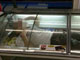 コンビニ店員がアイスの冷蔵ケース内で寝転ぶ写真、Facebookに　ローソンが謝罪、FC契約解除