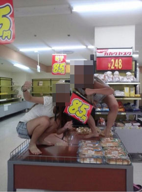 ピザ店内の写真で炎上の女性 スーパーでも商品台に上がって写真 西友 店舗が臨時休業 Itmedia News