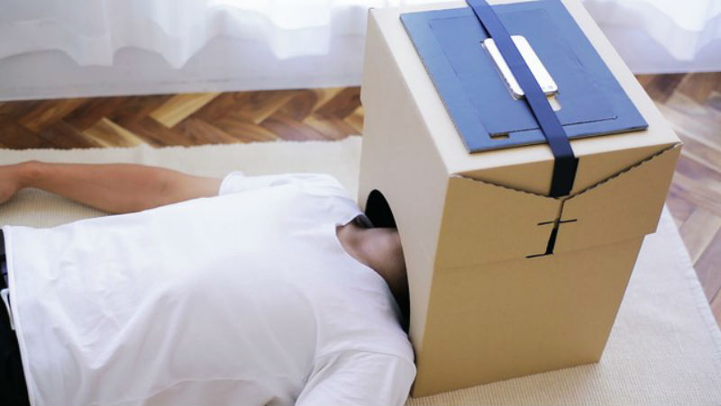 箱をかぶって暗闇を見上げると スマホで楽しむ段ボール製 1人映画館 商品化プロジェクト Itmedia News