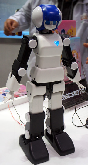 ロボット展に来たはずが“アイドル”にうっとり？ 「プリメイドAI」に熱