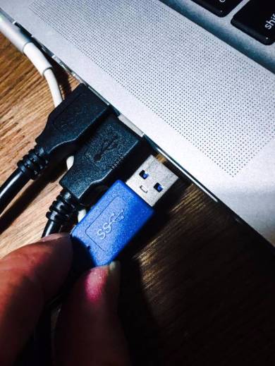「USBコネクター」指す方向