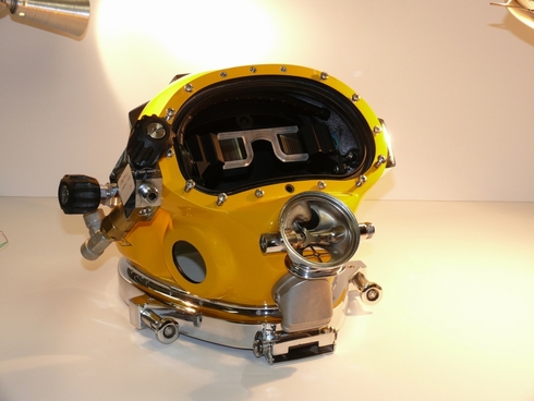 米海軍開発の高性能潜水ヘルメットが「ミニオンズ」みたいと話題に 