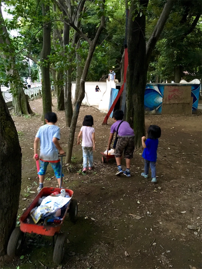 大人のゴミを拾う子供たち Pokemon Goでお祭り状態の世田谷公園でゴミ拾いをしてきた Itmedia News