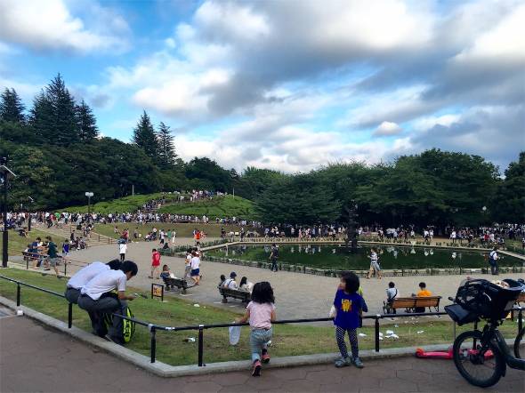 大人のゴミを拾う子供たち Pokemon Goでお祭り状態の世田谷公園でゴミ拾いをしてきた Itmedia News