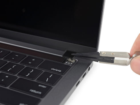 Touch Bar付き13インチ「MacBook Pro」をiFixitが分解──SSDの交換は