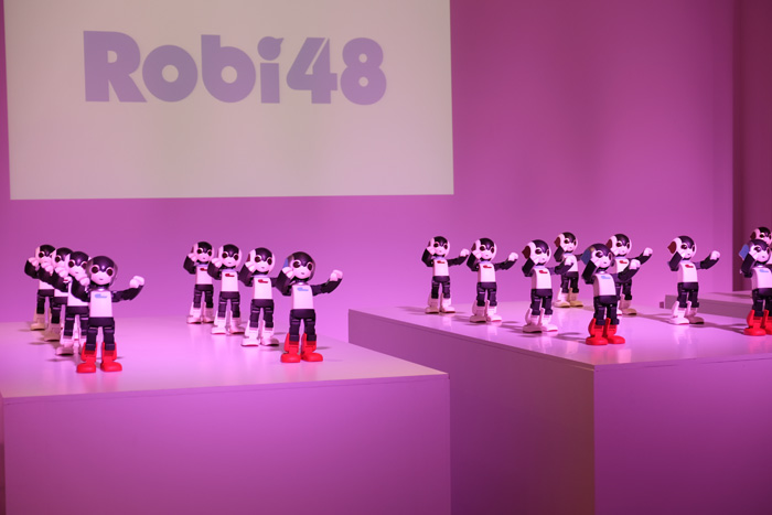 ネットにつながらない”が売り ロボット「ロビ」が進化した「ロビ2