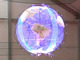 「浮遊球体ドローンディスプレイ」、NTTドコモ開発　光の残像で全方位に映像