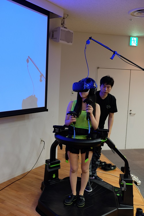 ゲームの世界を歩き回る歩行型VR「Omni」を体験してきた 360度歩行可能 ゾンビが出てきて途中でリタイア - ITmedia NEWS