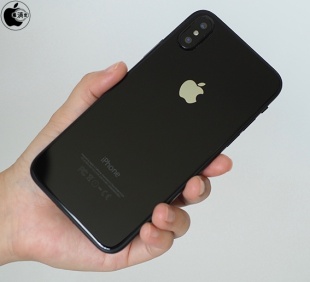 iPhone 4を持つスティーブ・ジョブズ