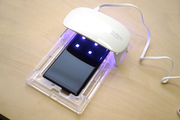 進化するスマートフォンの保護ガラス 紫外線 で貼り付け 曲面ディスプレイにも対応 実際に試してみた 1 2 Itmedia News