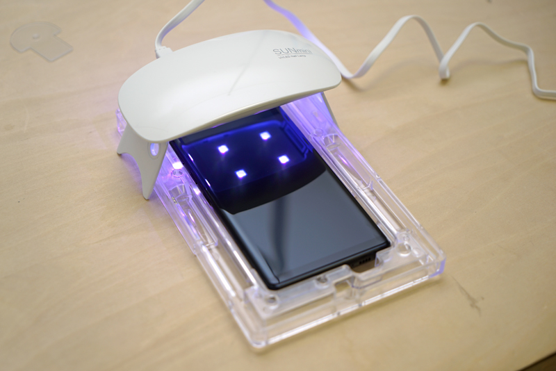 進化するスマートフォンの保護ガラス 紫外線 で貼り付け 曲面ディスプレイにも対応 実際に試してみた 明日から使えるitトリビア 1 2 ページ Itmedia News