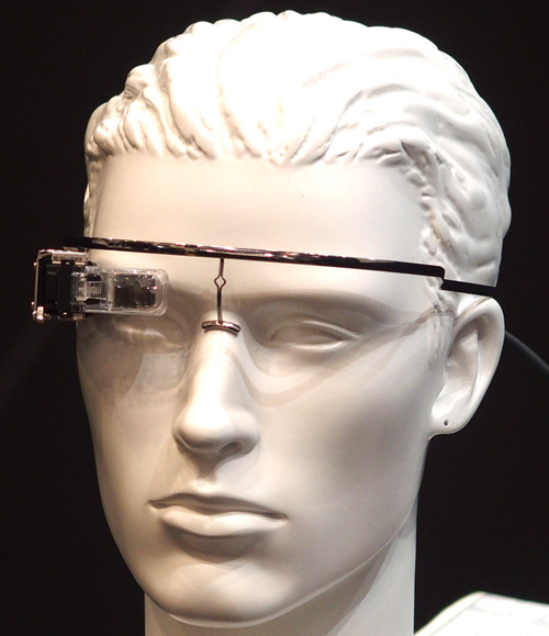 網膜にレーザーで映像投影 近未来の眼鏡型デバイス Retissa Display を体験 ウェアラブルexpo Itmedia News