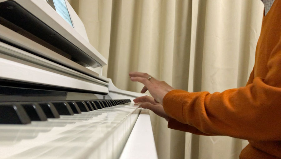 ピアノ未経験の40代ITライターでも、ピアノが弾けるって本当？ 最新電子ピアノの実力（3/4 ページ） - ITmedia NEWS