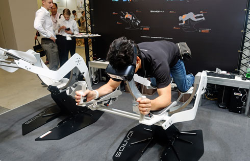 空を飛びながら体幹トレーニング VR×筋トレのフィットネスマシン