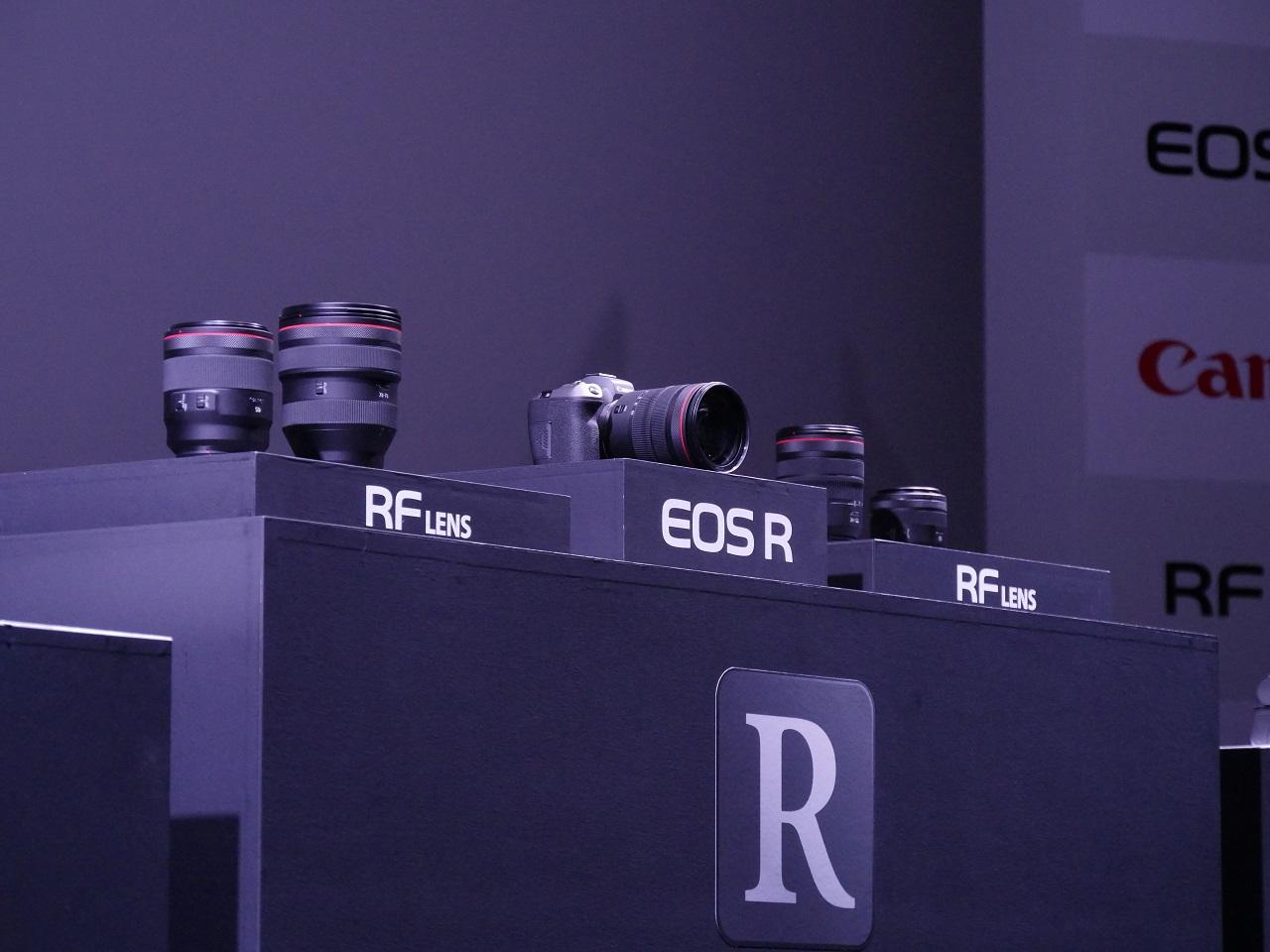 キヤノン、フルサイズミラーレス一眼「EOS R」発表 従来の“制約”から 