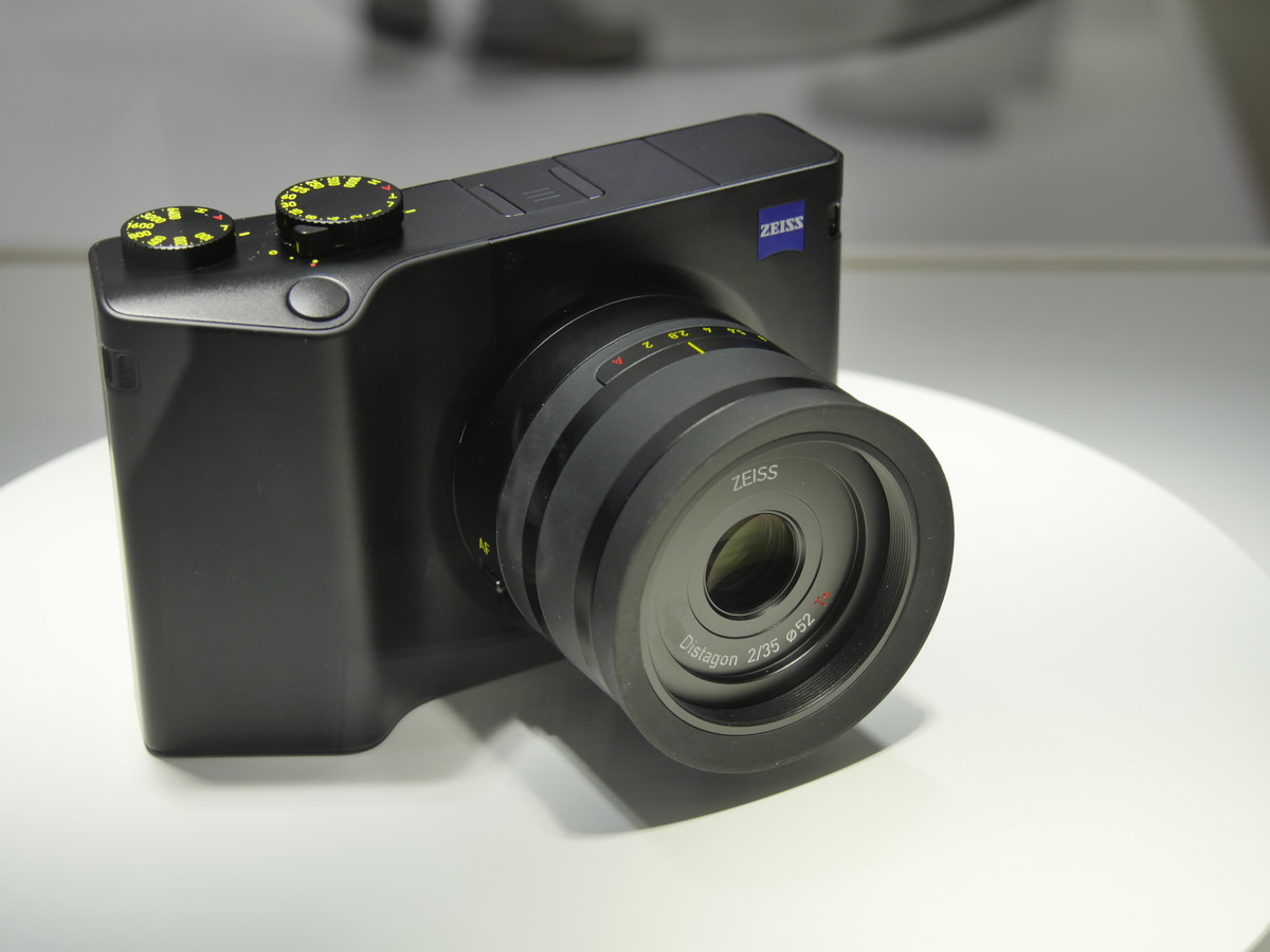 ツァイスのフルサイズコンデジ「ZEISS ZX1」の実機が展示中：CP+ 2019 