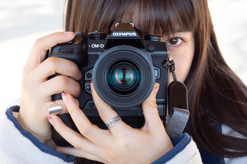 タフな環境でタフな仕事をする人のカメラ「OM-D E-M1X」 でかいけど手