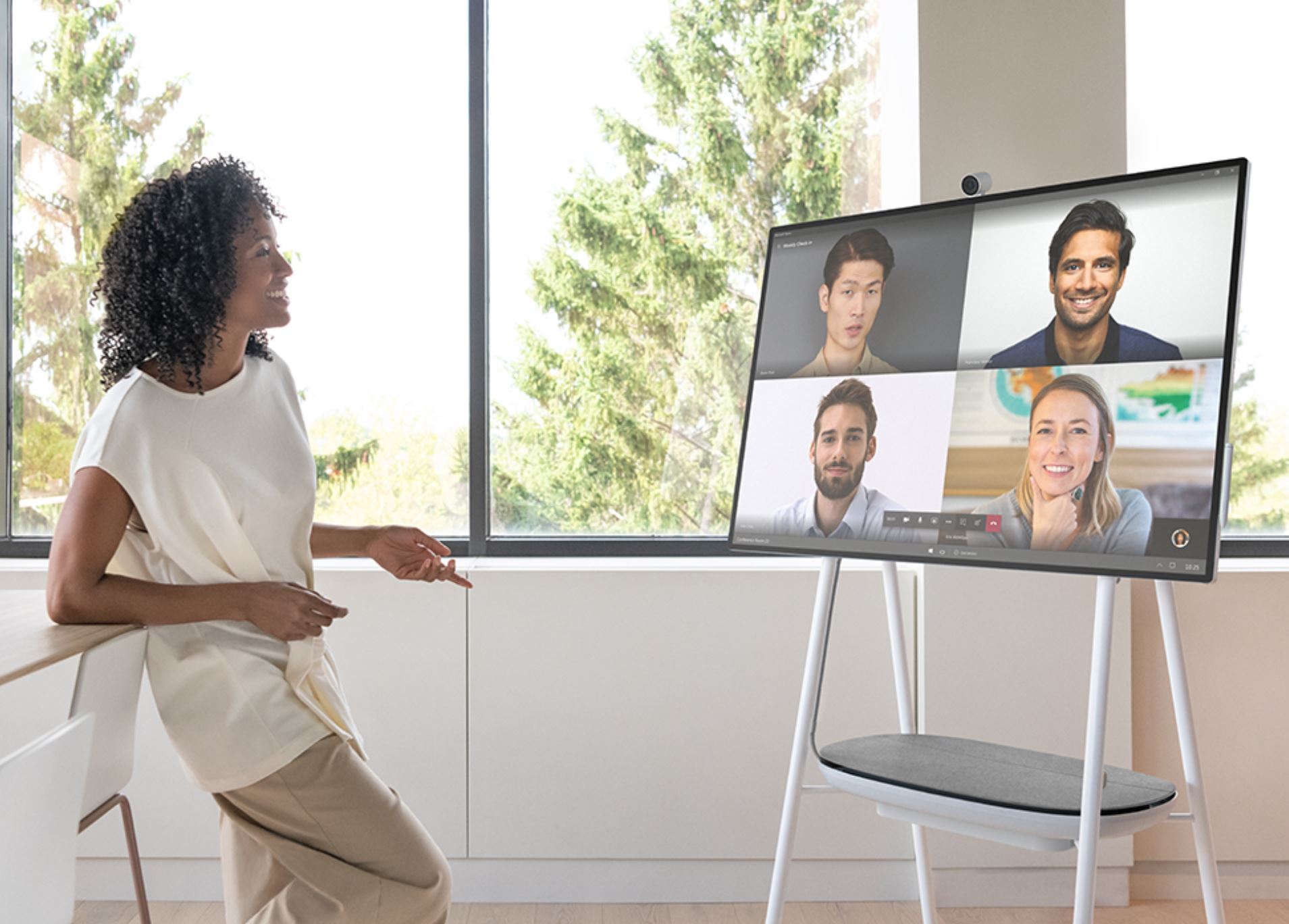 Microsoft、先代より60％スリムな「Surface Hub 2S」を6月に9000ドルで