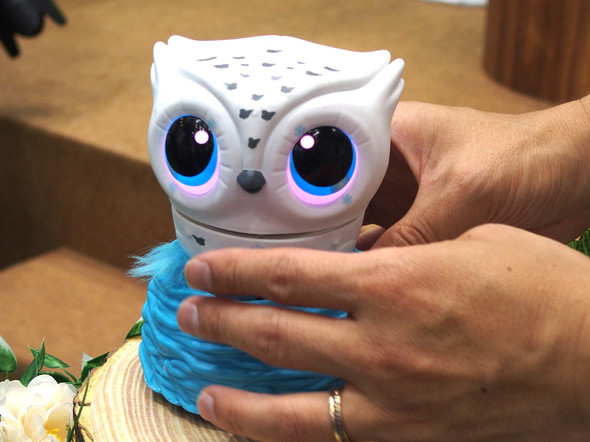 巣立つまでお世話して 本当に飛び去るフクロウ型ペットロボットで母の気持ちを知った 東京おもちゃショー19 Itmedia News
