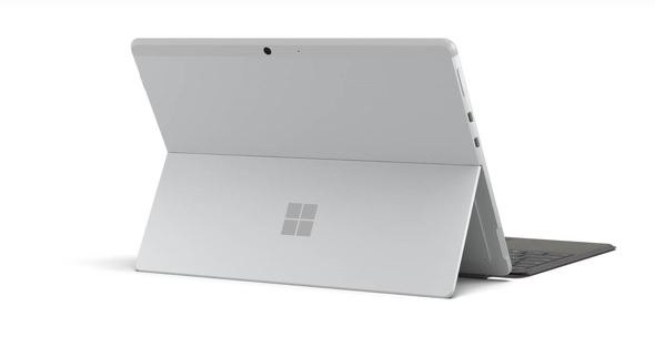 Surface Pro X」、新プロセッサ「SQ 2」と新色プラチナ追加の