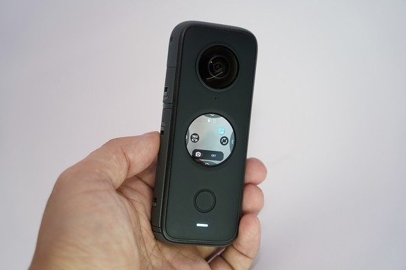 360度カメラの新型「Insta360 ONE X2」発表 円形ディスプレイ搭載、10m ...