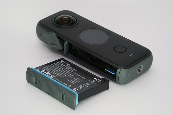 360度カメラの新型「Insta360 ONE X2」発表 円形ディスプレイ搭載、10m