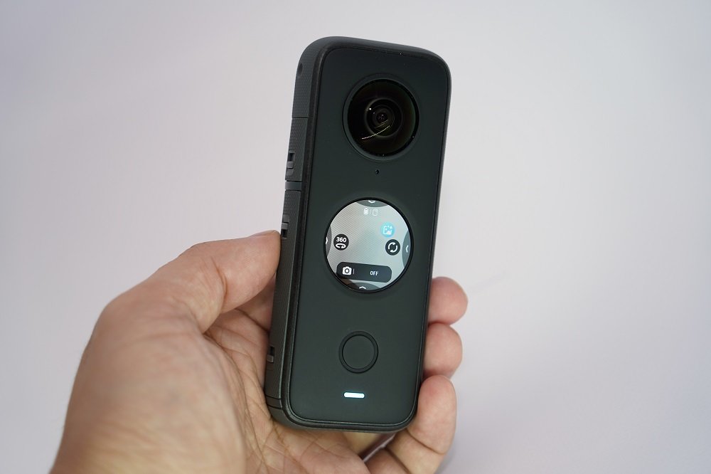 360度カメラの新型「Insta360 ONE X2」発表 円形ディスプレイ搭載、10m
