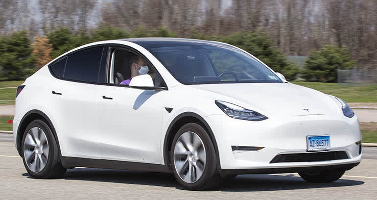 Tesla車は運転席無人でも自動走行する──Consumer Reportsが実験動画を公開