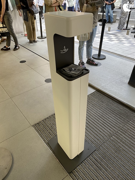 Apple Store、Appleデザインチーム監修の非接触型消毒液スタンドを導入