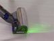 「ダイソン史上、最もインテリジェント」　レーザーでゴミを可視化するコードレス掃除機が登場