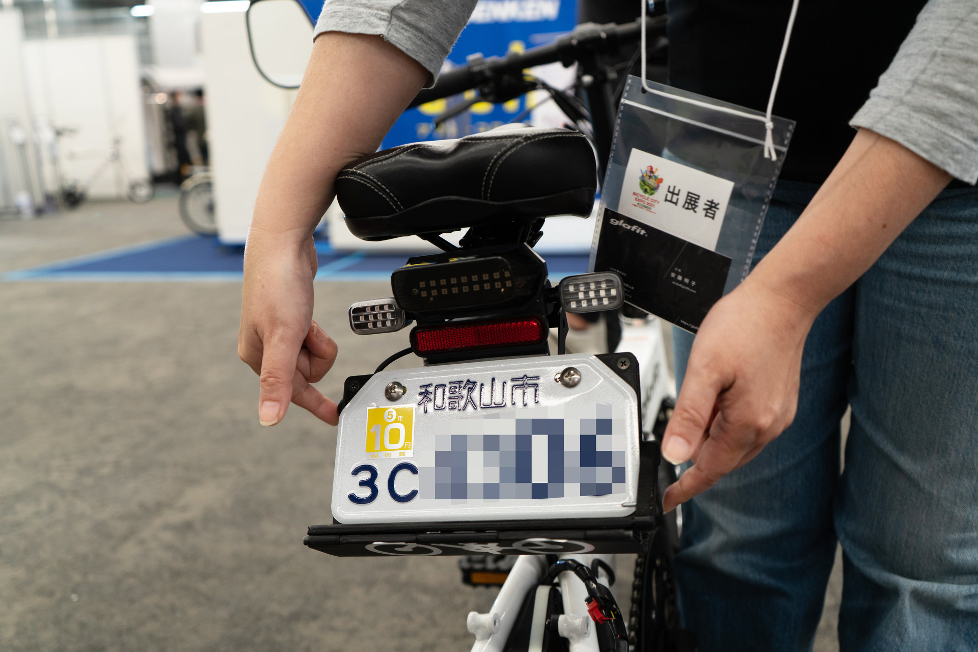 ナンバープレート替えて自転車になる電動バイク、折りたたみ電動シニアカー　日本の道を行くマイクロモビリティの最新形