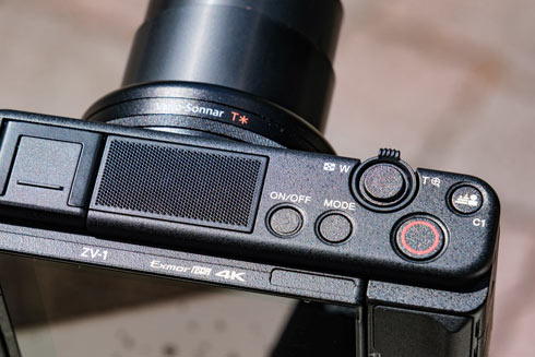 ソニー「ZV-E10」はレンズ交換できる民生用ビデオカメラ 新しい市場を 