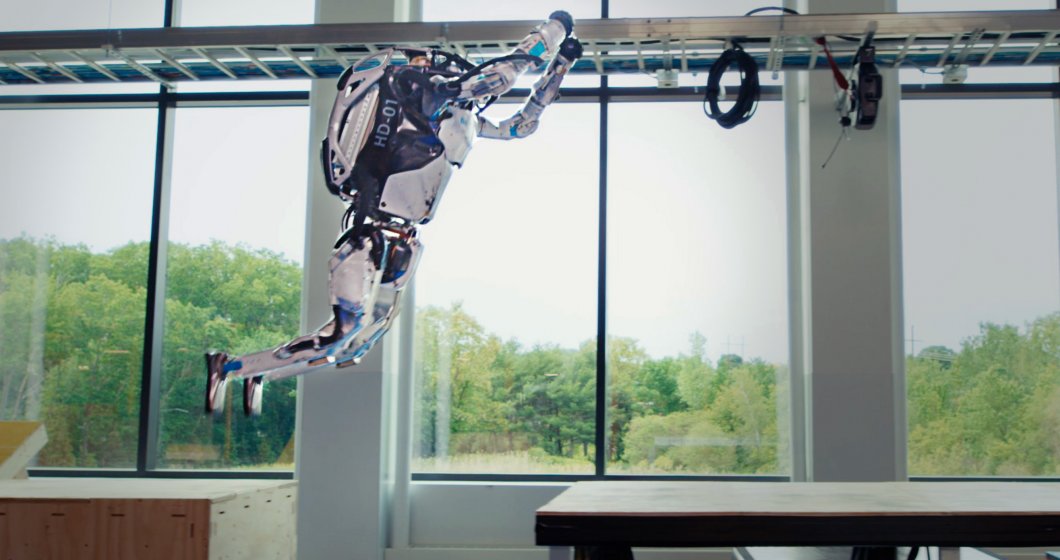 Boston Dynamics、人型ロボが障害物の上を飛び跳ねる「パルクール」動画公開　連続後方宙返りなどを披露