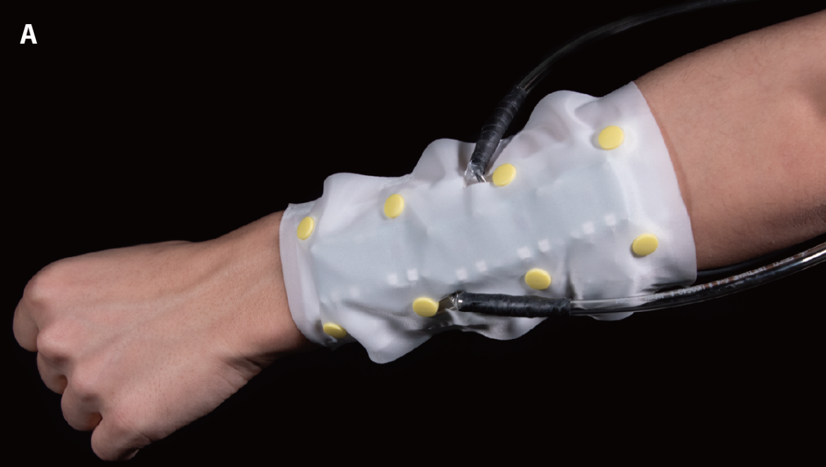 腕をなでられる感覚を再現　コンパクトなスリーブ型触覚デバイスを東大などが開発
