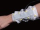 腕をなでられる感覚を再現　コンパクトなスリーブ型触覚デバイスを東大などが開発