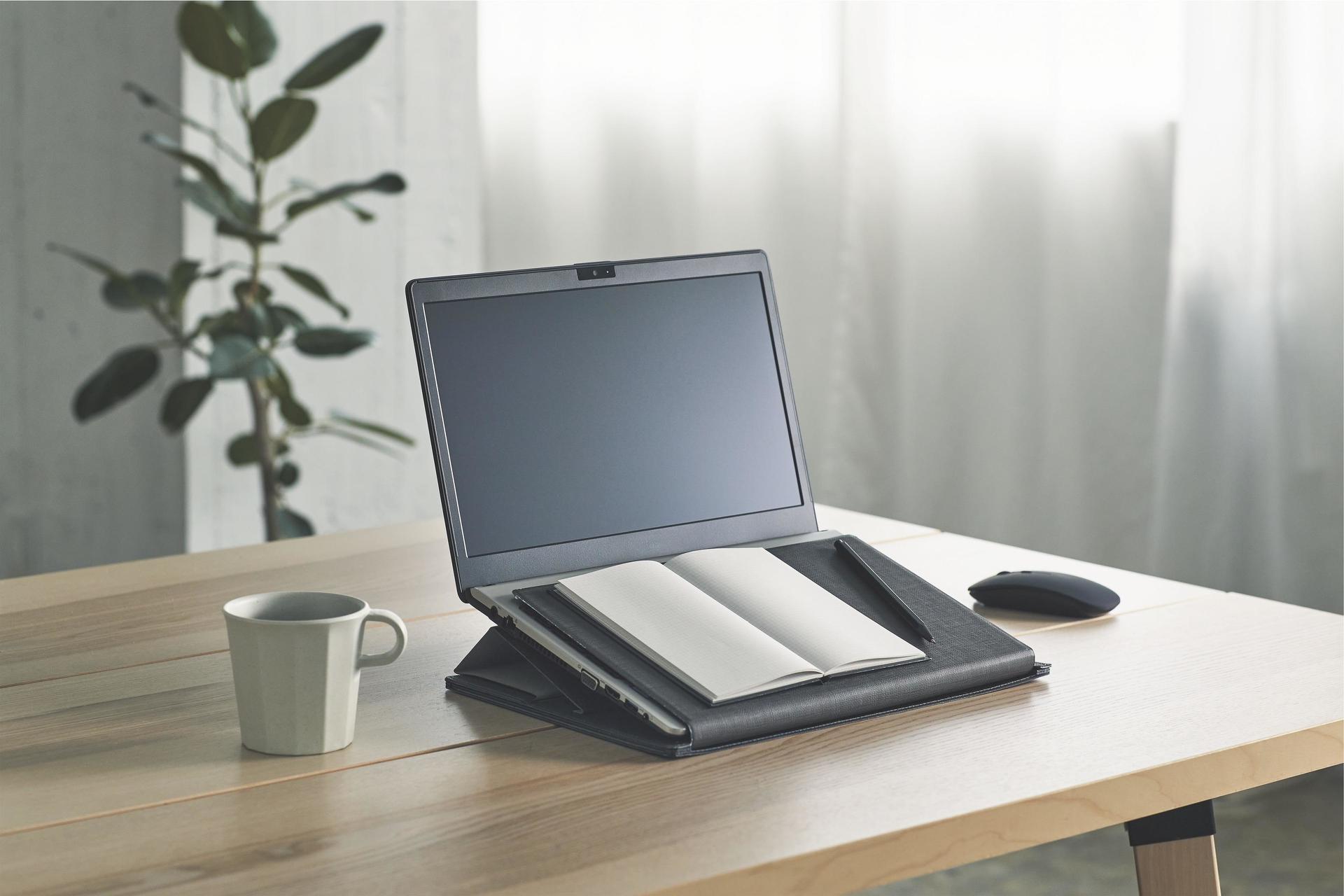 「ノートPCのキーボードの上」を筆記台に　狭いテーブルでPC＋手書き作業できるスタンド