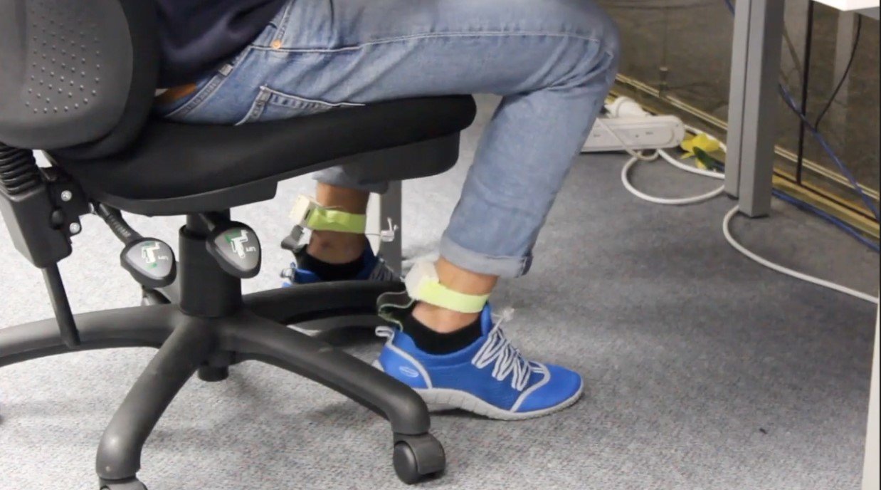 デスクワーク中の貧乏ゆすりでストレスを計測する靴型デバイス 足の向きや動き 圧力から判断 Innovative Tech Itmedia News